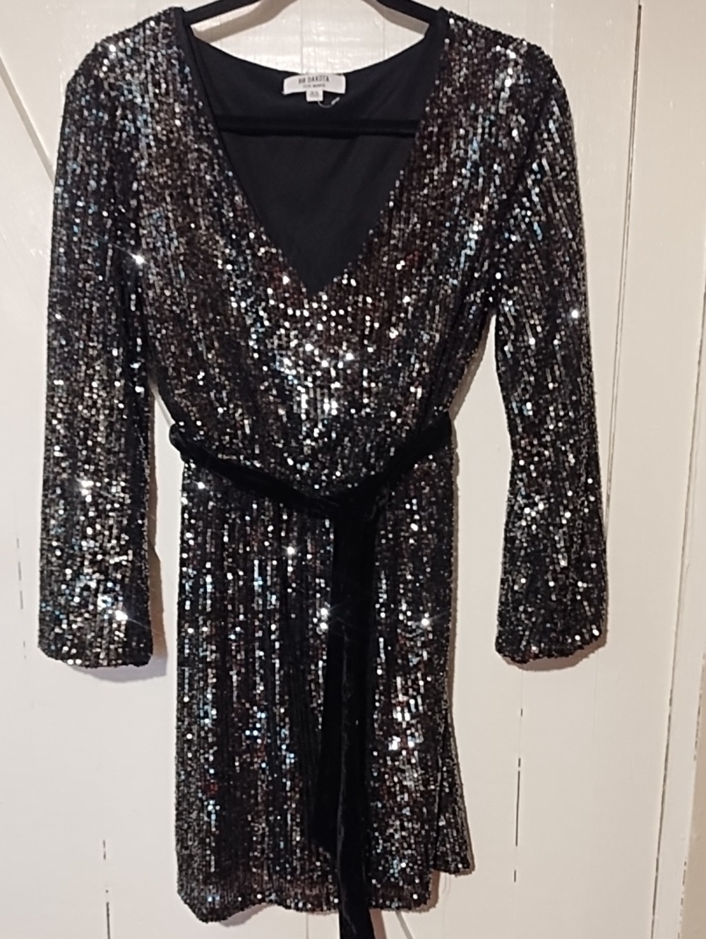 BB Dakota Black Sequin V-Neck Party Top XS EUC Lined With Velvet Sash.